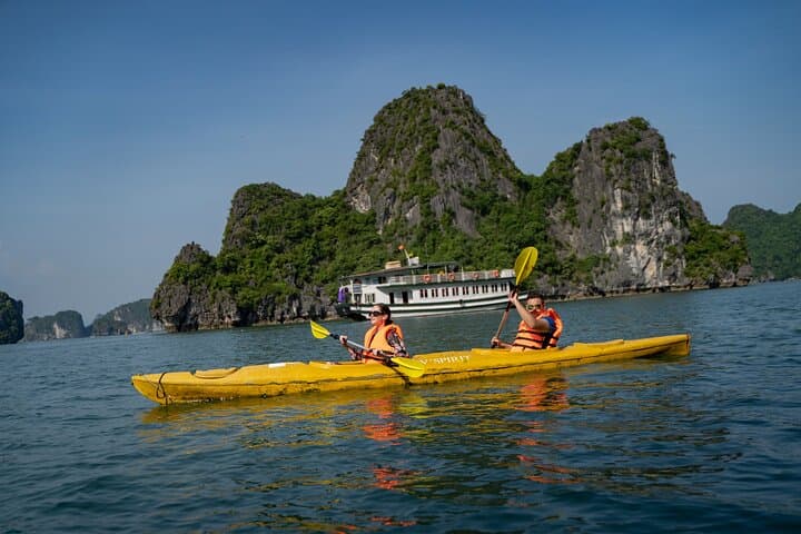 Full-Day Cong Cruise: Explore Ha Long Bay Sung Sot Cave Kayaking & Beach