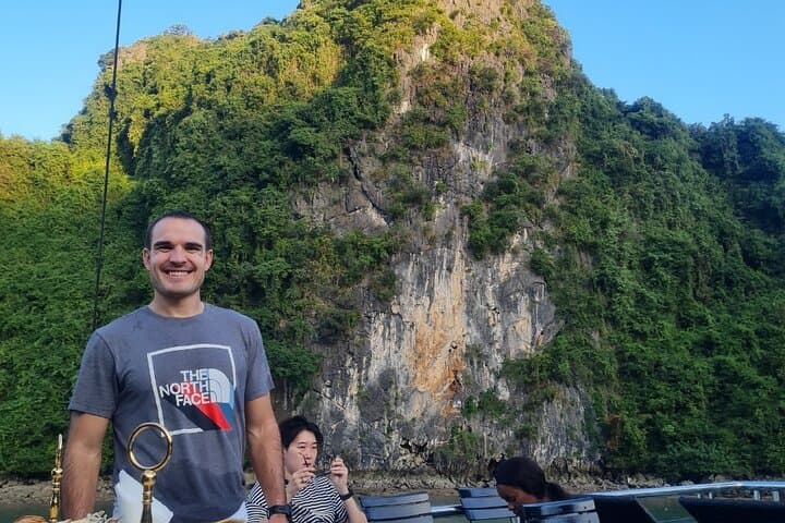 Full-Day Cong Cruise: Explore Ha Long Bay Sung Sot Cave Kayaking & Beach photo 5