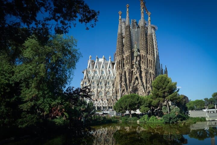 Barcelona Sail and Sagrada Família: 90-Minute Yacht + Guided Tour