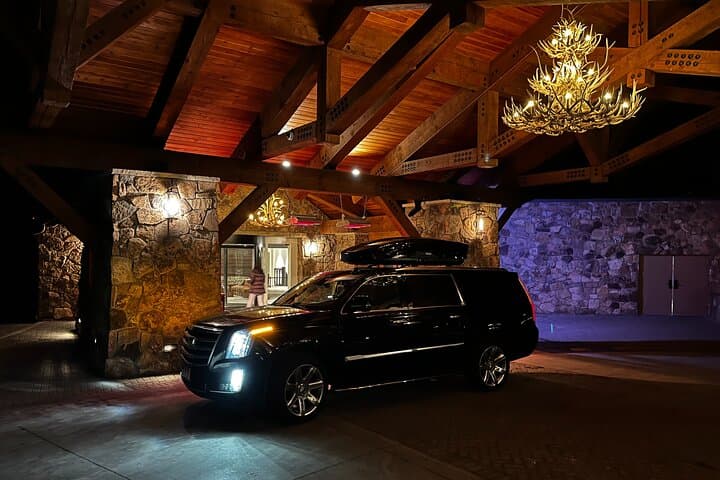 Private Luxury Transfer Between Vail and Denver: Comfortable Door-to-Door Chauffeur Service photo 3