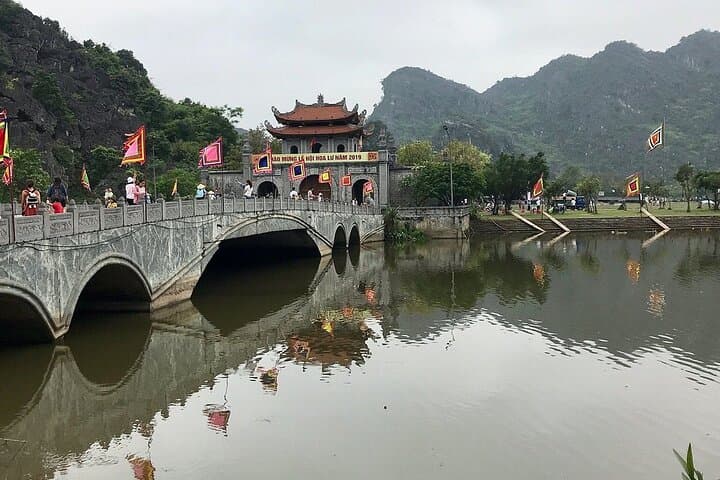 Ninh Binh Day Trip: Hoa Lu, Tam Coc Boat Ride & Mua Cave Viewpoint photo 4