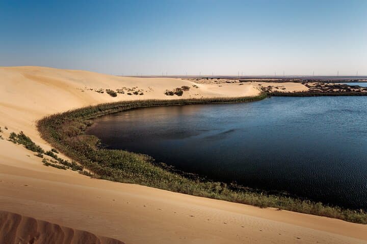 Private Yellow Lake & Sand Dunes Day Tour from Madinatal Umran