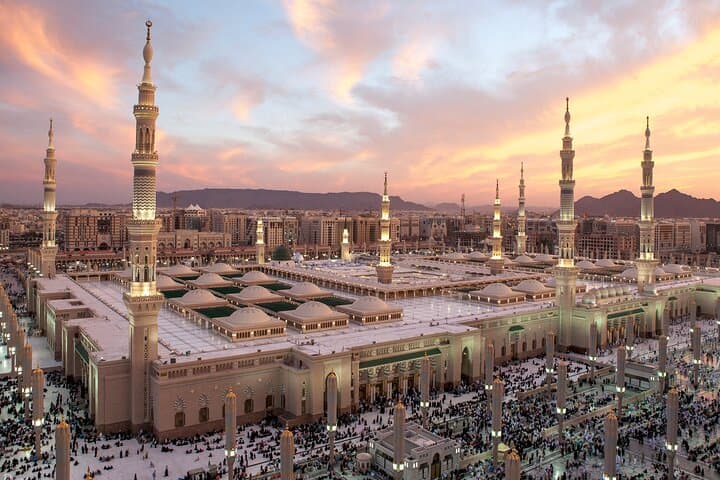 Private Full-Day Medina Tour from Yanbu — Quba, Uhud & Historic Mosques
