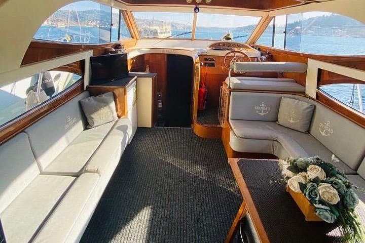 Private Bosphorus Yacht Tour: Luxury 2-Hour Cruise in Istanbul photo 4
