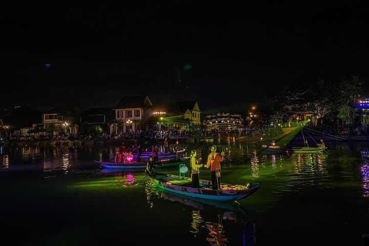 Hoi An Lantern Boat Ride on the Hoai River — Evening Lantern Release Experience