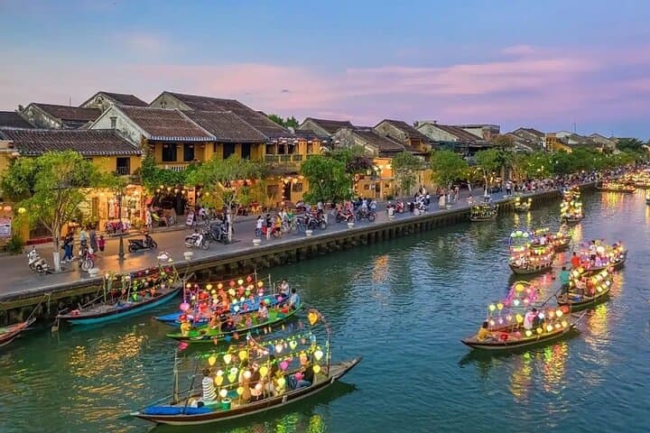Hoi An Lantern Boat Ride on the Hoai River — Evening Lantern Release Experience photo 3