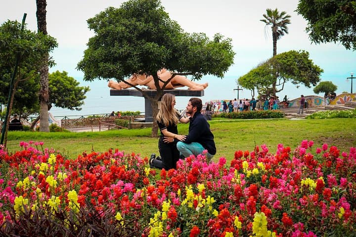 Miraflores Photography Tour: Coastal Walk & Professional Photos in Lima photo 4