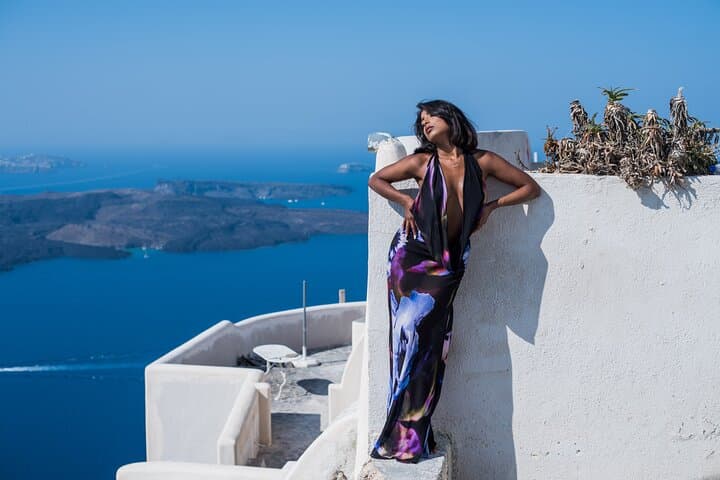 Santorini Imerovigli 1-Hour Couples Photoshoot on the Caldera photo 3