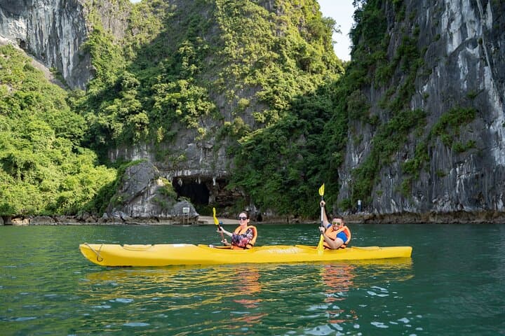 3-Day Castella Cruise: Explore Halong Bay, Sung Sot Cave & Titop Island