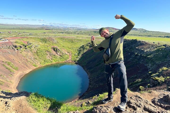 Private Golden Circle tour from Reykjavik — premium car to Gullfoss, Geysir & Þingvellir photo 2