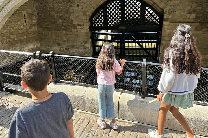 Tower of London Family Tour: Blue Badge Guided Kids' Adventure & Crown Jewels Visit photo 4