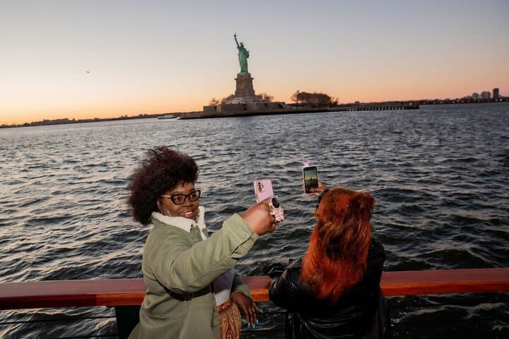 Unforgettable NYC Holiday Sunset Cruise: Capture Iconic Sights photo 6