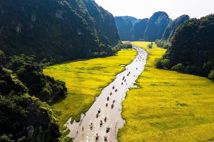 Ninh Binh Full-Day Limousine Tour: Tam Coc, Hang Mua & Hoa Lu