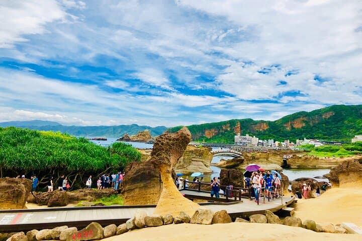 Private Taipei Car Charter — 9-Hour Custom City and Coast Sightseeing photo 2