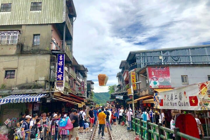 Private Taipei Car Charter — 9-Hour Custom City and Coast Sightseeing photo 3
