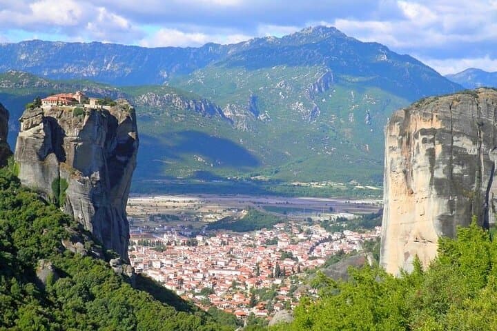 Delphi, Meteora & Thermopylae: 2-Day Private Tour from Athens