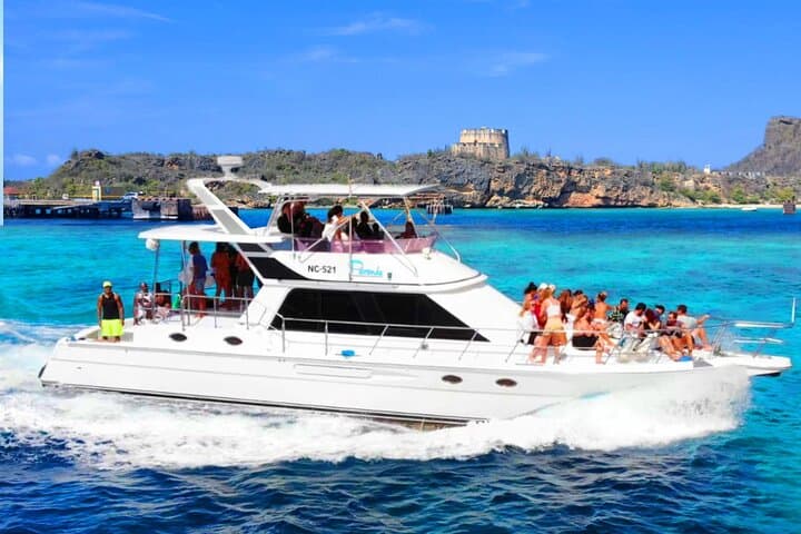 Half-Day Private Yacht Cruise & Shipwreck Snorkel in Curaçao