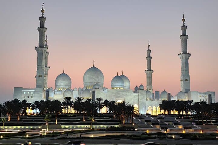 Sunset Silhouettes: Sheikh Zayed Grand Mosque Evening Tour from Dubai
