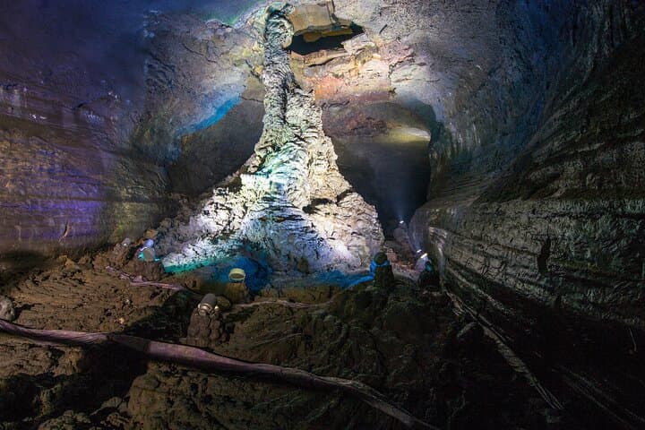 Exploring Manjanggul Cave & Jeju Stone Park: Private Full-Day Tour on Jeju Island