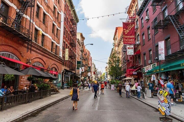 True Crime NYC Mafia Walk with Retired NYPD Detective & Local Food Tasting photo 3