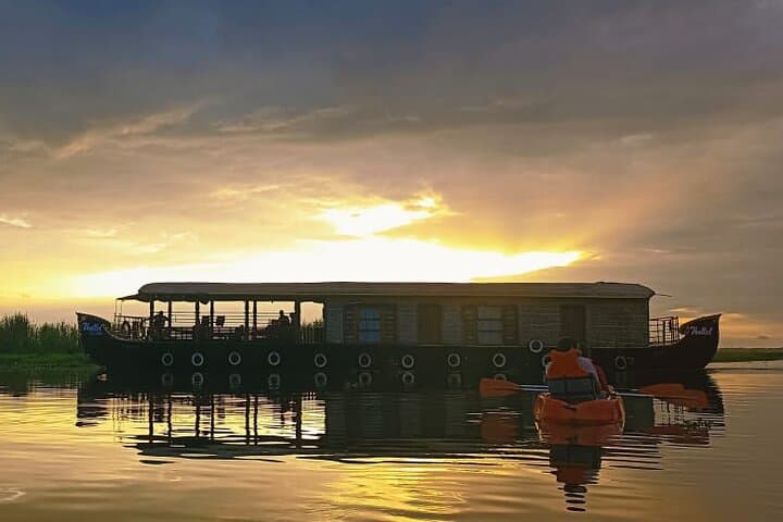 Kumarakom Sunset Canoe Cruise: Village Life, Birdwatching & Kerala Dinner photo 4