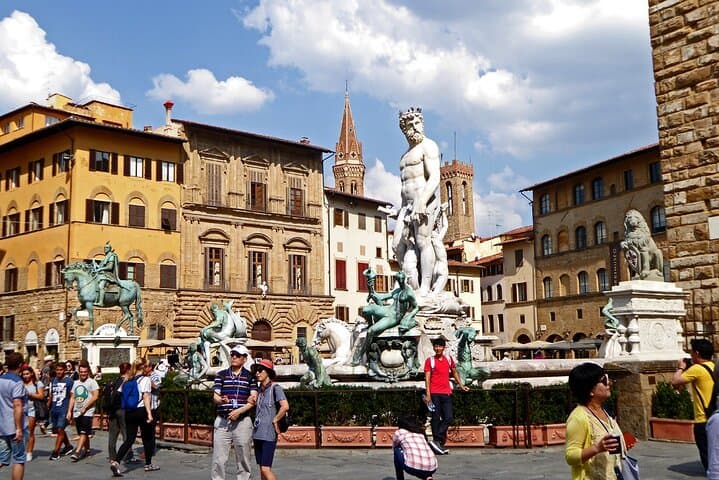 Expert-Guided Renaissance Florence Walking Tour: Duomo, Uffizi & Ponte Vecchio photo 4