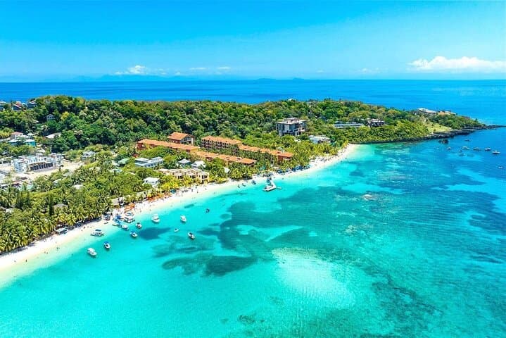 Roatán West Bay Beach Club Day Pass with Private Driver photo 3