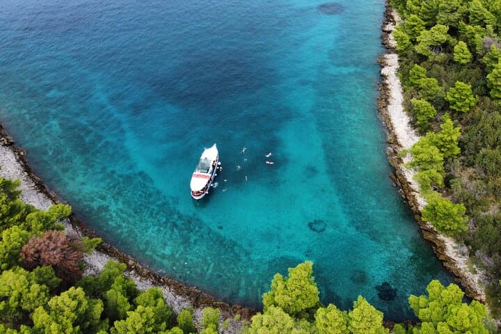 Private Split Boat Charter: Šolta & Brač Shipwreck Snorkel Tour