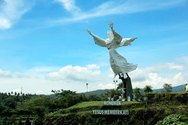 Private Manado & Tomohon Day Tour — Jesus Bless, Mount Mahawu & Tomohon Market