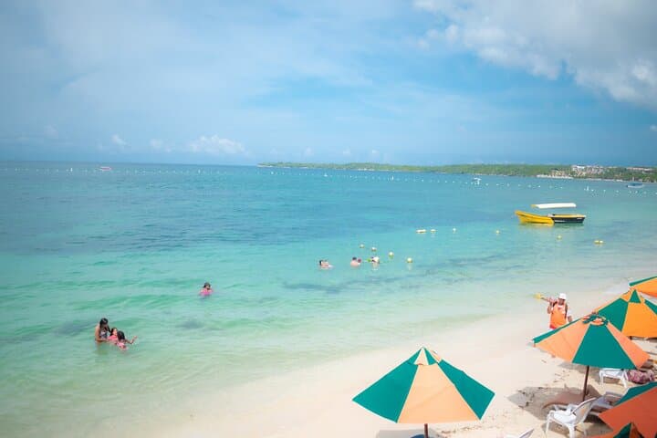 Day Pass to Playa Tranquila — Barú Island Beach Escape from Cartagena