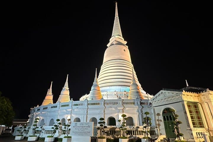 Bangkok by Night Tuk-Tuk Tour: Temples, Markets & Temple Grounds After Dark photo 3