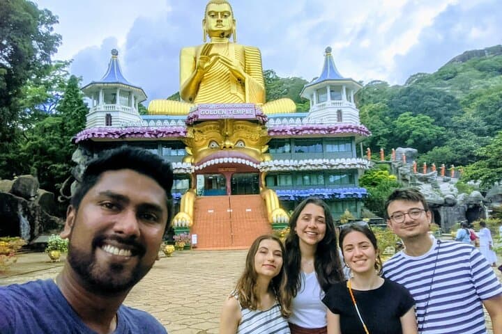 Kandy to Sigiriya Day Tour: Sigiriya Rock & Dambulla Cave Temple Excursion