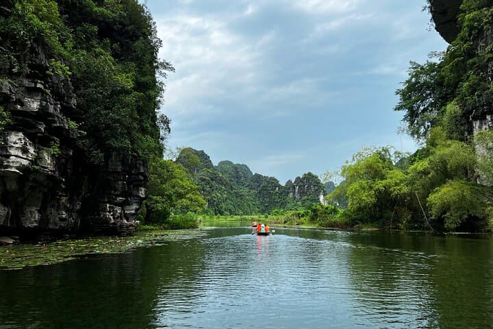 Ninh Binh Day Tour: Hoa Lu, Trang An & Hang Mua from Hanoi photo 4