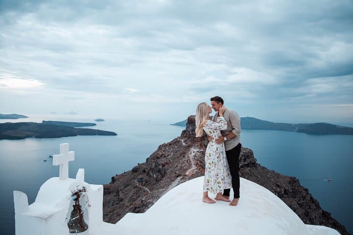 Santorini Imerovigli 1-Hour Couples Photoshoot on the Caldera photo 4