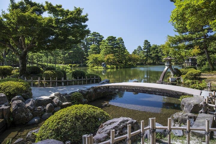 Kanazawa Day Tour: Kenrokuen Garden, Samurai District & Sushi-Making