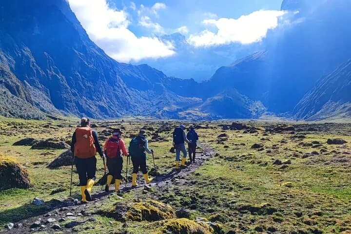 Altar Volcano Trek: 5-Day Hike to Laguna Amarilla and the Blue Lagoons photo 3