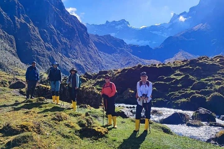 Altar Volcano Trek: 5-Day Hike to Laguna Amarilla and the Blue Lagoons photo 4