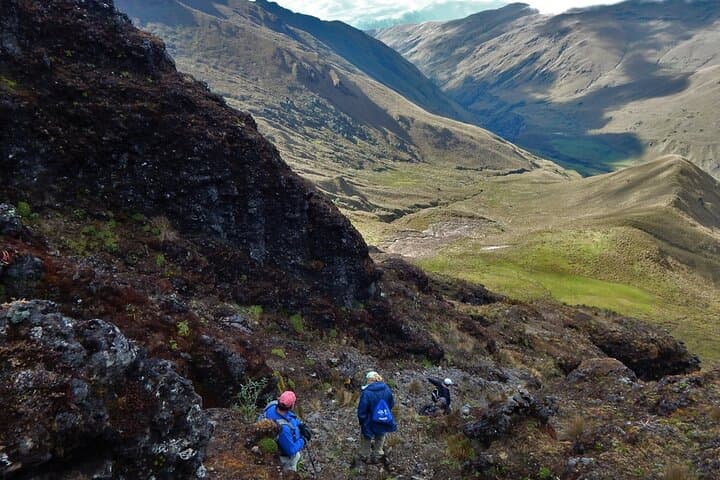 Altar Volcano Trek: 5-Day Hike to Laguna Amarilla and the Blue Lagoons