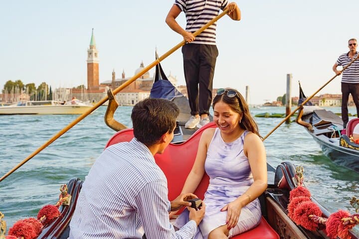 Venice Private Proposal Photo Shoot — Professional Photographer for Engagements photo 2