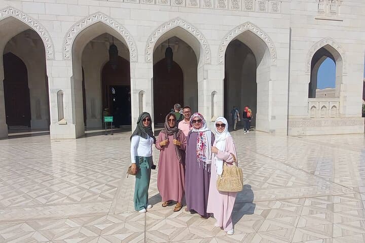 Inside Sultan Qaboos Grand Mosque: Practical Guide to Muscat’s Premier Cultural Visit photo 5