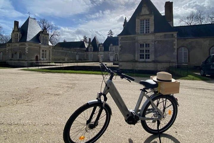 E‑Bike to Chambord: Loire Valley Day Tour from Amboise photo 3