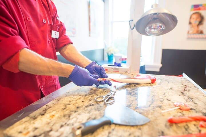 Make candy canes at Sweet Pete's: hands-on holiday workshop in Jacksonville photo 3