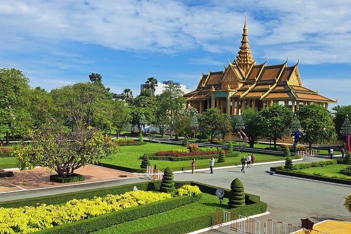 Phnom Penh Full-Day City Tour: Royal Palace, Killing Fields and Markets