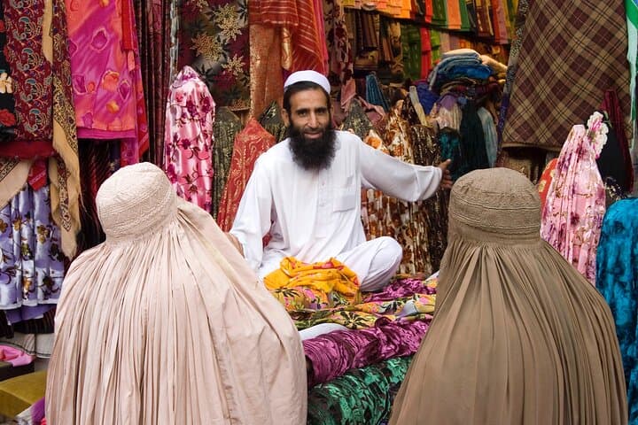 Half-Day Private Ladies' Shopping Tour in Lahore: Insider Guide to Anarkali, Malls & Food Street photo 5