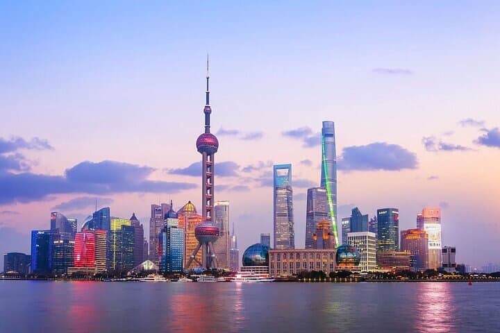 Private Shanghai Layover Tour: Shanghai Tower, The Bund & Jade Buddha Temple