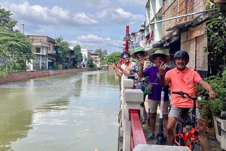 Bangkok Classic E-Scooter & Bike Trip: Old Town Highlights Tour photo 5