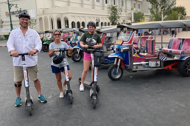 Bangkok Classic E-Scooter & Bike Trip: Old Town Highlights Tour
