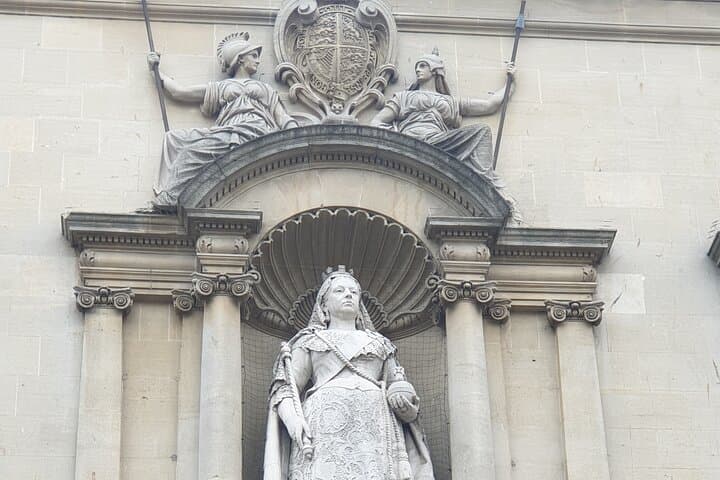 Bath Walking Tour with Blue Badge Guide — Roman Baths, Abbey & Georgian Architecture (2 hours) photo 5