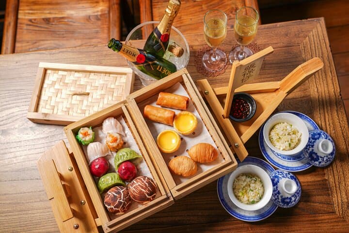 Aqua Luna Dim Sum Cruise to Lei Yue Mun — Hong Kong Day Cruise with Dim Sum