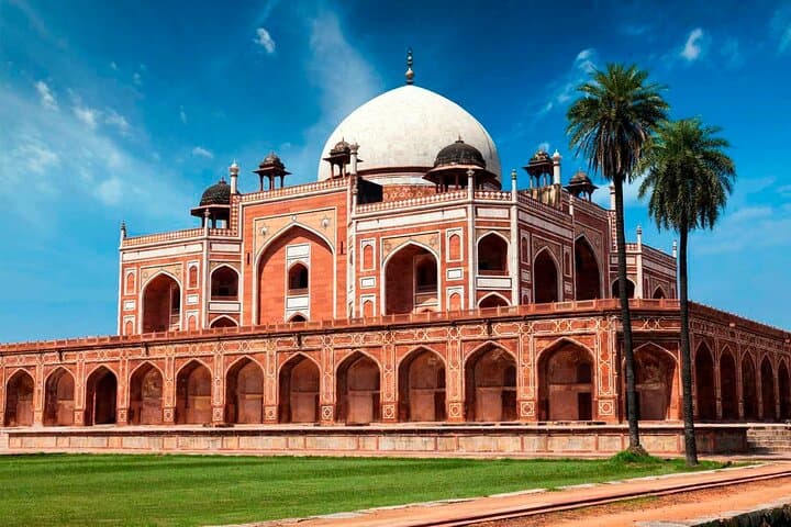 One-Day Private Old & New Delhi Tour: Rickshaws, Mughal Monuments & Markets